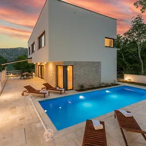 Luce Villa